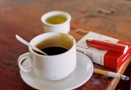 ¿Puede la empresa unilateralmente descontar las pausas del café y el cigarro del tiempo efectivamente trabajado?